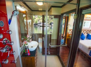 Gray line Cruise Bathroom